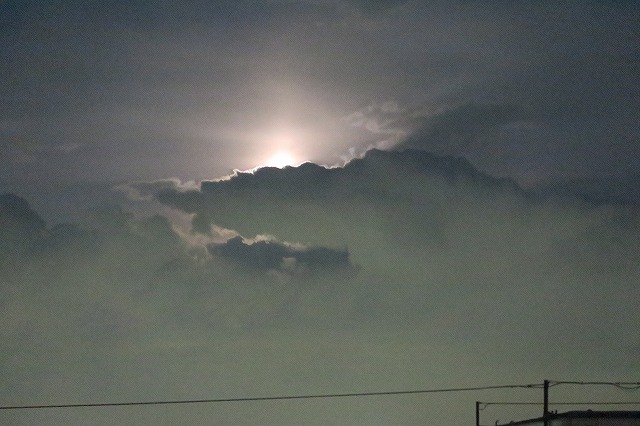 ドラゴンと月の出